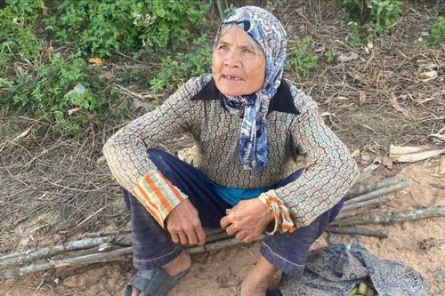 Công an Quảng Ngãi băng rừng tìm cụ bà 95 tuổi đi lạc