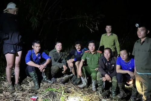 Tìm thấy hai khách du lịch nước ngoài lạc trong rừng lúc nửa đêm
