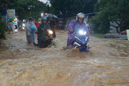 Nước cuồn cuộn trên đường phố Đà Nẵng sau mưa lớn
