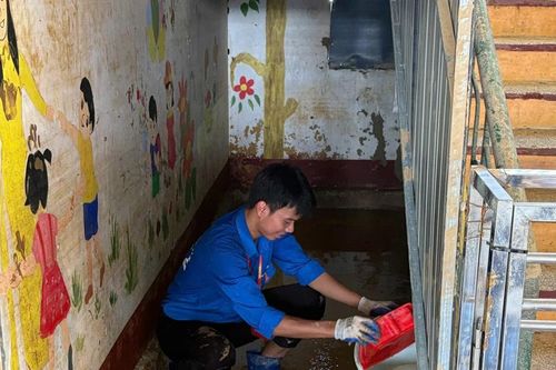 Màu áo tình nguyện nơi bùn đất ngổn ngang ở Thái Nguyên