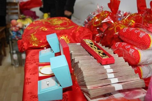 Cô dâu đột ngột hủy hôn, bắt chú rể trả 'phí ôm'