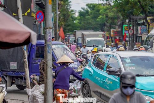 Giao thông hỗn loạn tại nút giao vùng ven TP.HCM