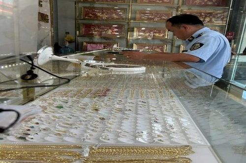 Phạt tiệm vàng bán vòng đeo tay phong thủy