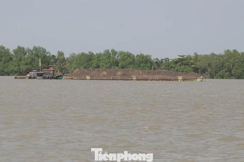 Chìm sà lan trên sông Tiền, 2 người mất tích