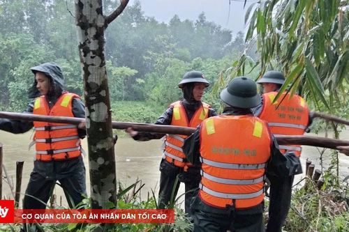 Khẩn trương ứng phó đoạn sạt lở cách nhà dân chưa tới 2 mét tại Huế