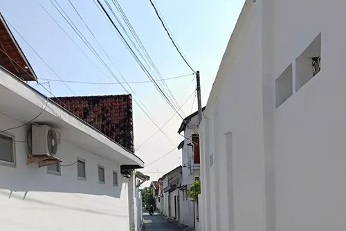 Hàng xóm xây cổng cao hơn nhà mình: 3 cách hóa giải khéo để giữ vận khí