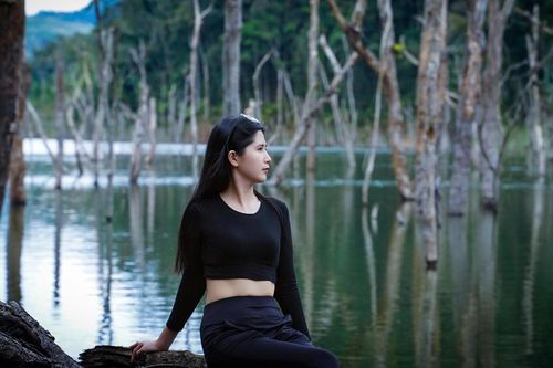 'Rừng chết' giữa hồ xanh ở Măng Đen, cảnh đẹp lạ hút khách check-in