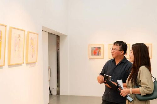 Triển lãm 'Men tình': Khi cảm xúc nghệ thuật cá nhân hòa vào chất liệu giấy dó