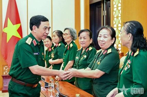 Đại tướng Phan Văn Giang gặp mặt Ban Liên lạc Đại đội Nữ lái xe Trường Sơn