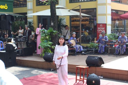Giới trẻ say mê khám phá hát bội giữa Đường sách TP Hồ Chí Minh
