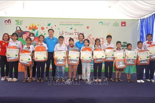 Đồng Nai: Trao gần 1 tỉ đồng học bổng cho con công nhân có hoàn cảnh khó khăn