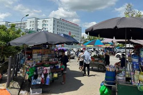 Cổng bệnh viện lớn nhất Nghệ An biến thành 'chợ cóc' bất chấp biển cấm