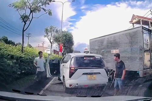 TPHCM: Xử lý hai tài xế ô tô chèn ép nhau giữa đường
