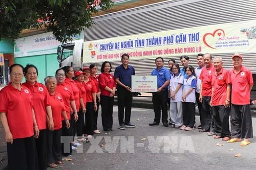 Chuyến xe nghĩa tình chở đầy yêu thương đến vùng lũ
