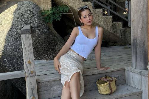 Chi Pu diện váy xuyên thấu khoe vóc dáng săn chắc ở tuổi U40