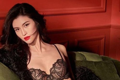 Loạt ảnh đời thường nóng bỏng mắt của siêu mẫu U40 vừa công khai con đầu lòng với thiếu gia tập đoàn nghìn tỷ
