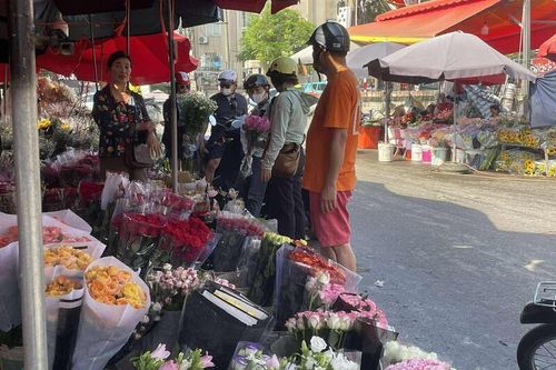 Chợ hoa Quảng An nhộn nhịp trước ngày 20/10
