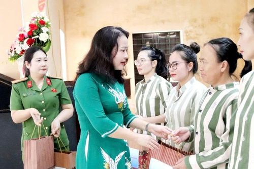Hội LHPN tỉnh thăm, tặng quà nữ phạm nhân dịp 20/10