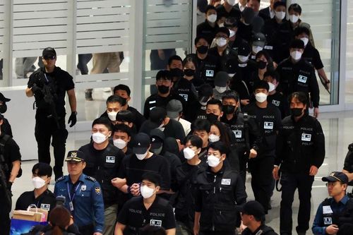 64 công dân Hàn Quốc bị bắt tại Campuchia vì nghi lừa đảo trực tuyến được áp giải về nước
