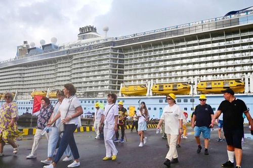 Siêu du thuyền Ovation of the Seas đưa hàng nghìn khách quốc tế đến Huế