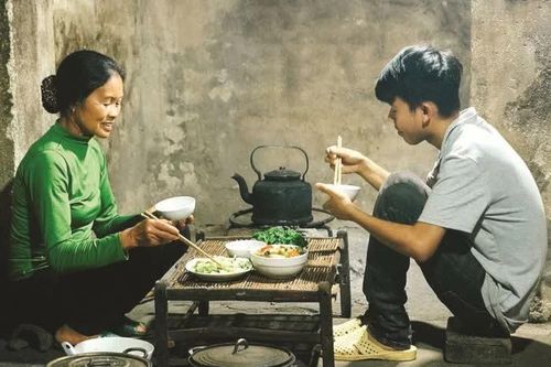 Bữa cơm chiều có tiếng cười của mẹ