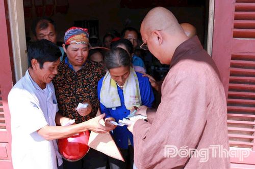 Chùa Liên Hoa trao 1.000 phần quà hỗ trợ đồng bào vùng lũ Thái Nguyên và Lạng Sơn