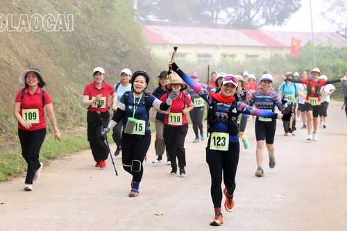 Hơn 300 vận động viên tham dự Giải leo núi 'Chinh phục thác Nậm Rịa - đường lên mùa vàng'