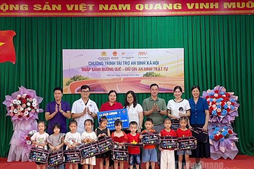 Chương trình tài trợ an sinh xã hội 'Thắp sáng đường quê – giữ gìn an ninh trật tự' xã Minh Sơn
