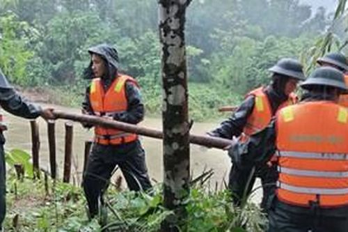 Khẩn trương gia cố điểm sạt lở, đảm bảo an toàn cho người dân