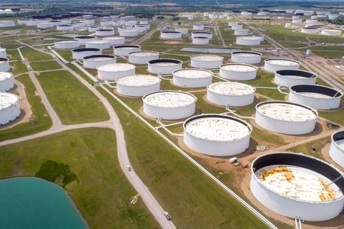 Giá xăng dầu hôm nay 18/10: IEA dự báo tình trạng dư cung ngày càng tăng