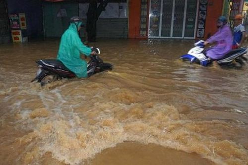 Nước lũ đục ngầu tràn xuống khu dân cư Đà Nẵng sau mưa lớn