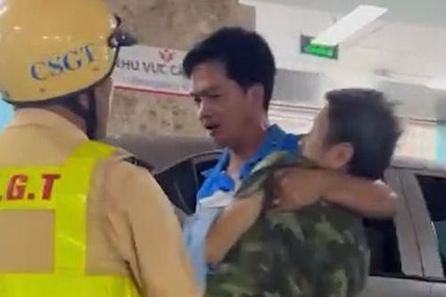 CSGT Cần Thơ mở đường đưa người đàn ông bị đột quỵ đi cấp cứu kịp thời