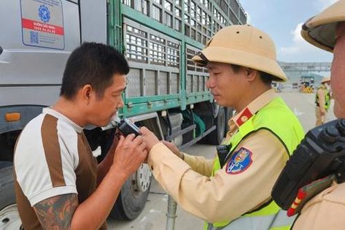 CSGT lập chốt kiểm tra nồng độ cồn tại nút giao cao tốc, đoạn đường gần nhà hàng, quán bar
