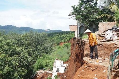 Gia Lai: Đường nối trung tâm xã Ia Ly sạt lở nghiêm trọng, mất an toàn giao thông