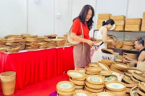 Tăng phí liên tiếp, TikTok Shop khiến dân bán hàng online 'ngộp thở'