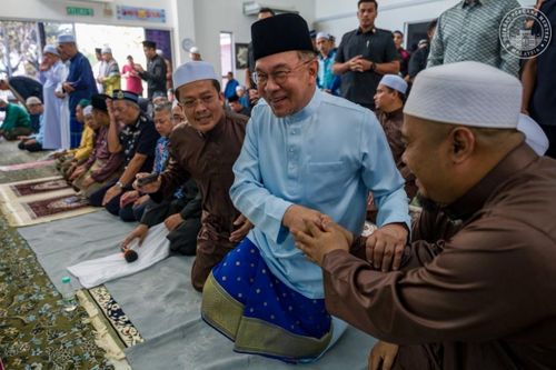 Malaysia đề xuất cấm người dưới 16 tuổi sử dụng điện thoại thông minh