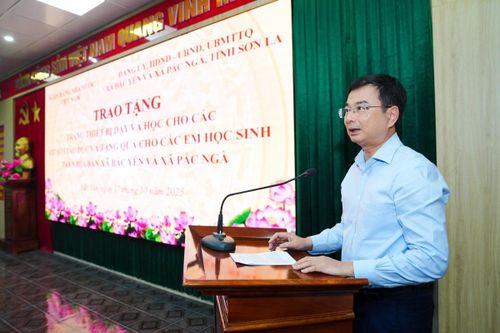 Ngành Ngân hàng trao tặng thiết bị dạy học, đồng hành cùng giáo dục tỉnh Sơn La