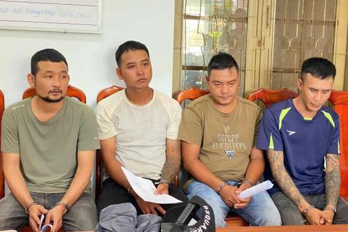 Tranh giành khách, 4 đối tượng chặn xe đánh tài xế trọng thương