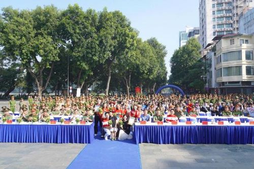Công an Thủ đô cùng các nghệ sĩ phát động công trình '8.000 cây hoa vì Thủ đô xanh'