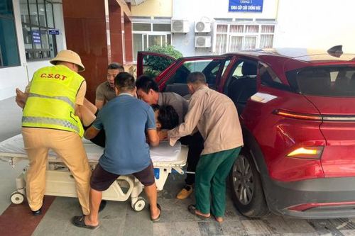 CSGT kịp thời giúp người dân cấp cứu an toàn