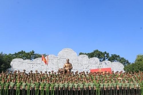 Công an TP Hà Nội báo công dâng Bác tại Khu lưu niệm Sáu điều Bác Hồ dạy Công an Nhân dân