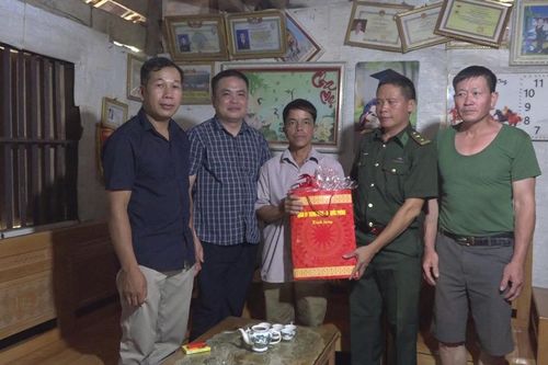 Các đơn vị, nhà hảo tâm tặng quà hỗ trợ người dân bị thiệt hại do bão lũ