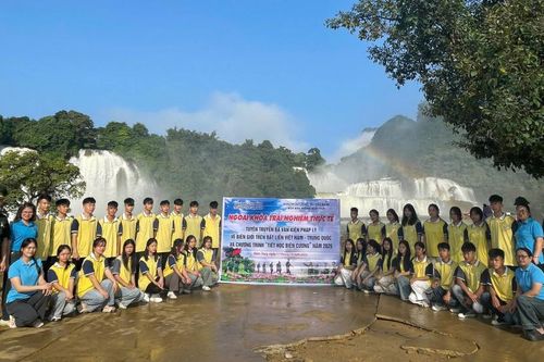 Ngoại khóa trải nghiệm 'Tiết học biên cương' tại thác Bản Giốc