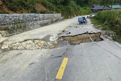 Sụt lún nguy hiểm trên tỉnh lộ 204A