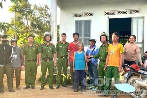 Công an băng rừng tìm cụ bà 95 tuổi đi lạc