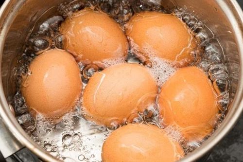 Vì sao trứng luộc dễ bị nứt vỏ và khắc phục thế nào?