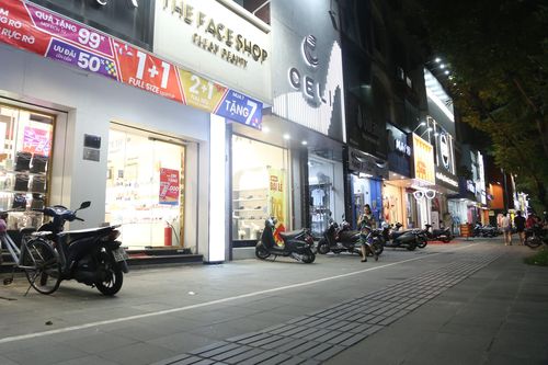 Tung khuyến mại mua 1 tặng 1, phố thời trang Hà Nội vẫn buồn thiu sát ngày 20/10