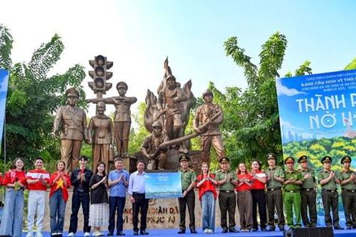 Hà Nội: Phát động công trình '8.000 cây hoa vì Thủ đô xanh'