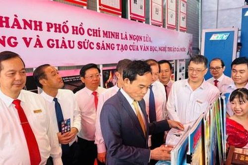 TP Hồ Chí Minh: Tặng Không gian 'Cây tri thức' và 126.000 cuốn sách cho sinh viên