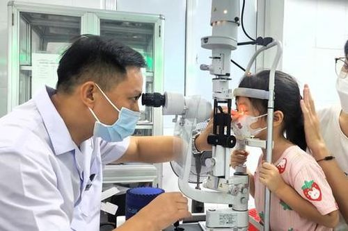 Viêm giác mạc ở trẻ biểu hiện như thế nào?